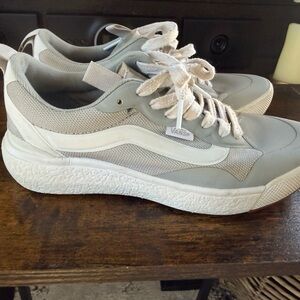 Vans Low-Top Sneakers in Light Gray and White Women’s size 7 Men’s size 5.5